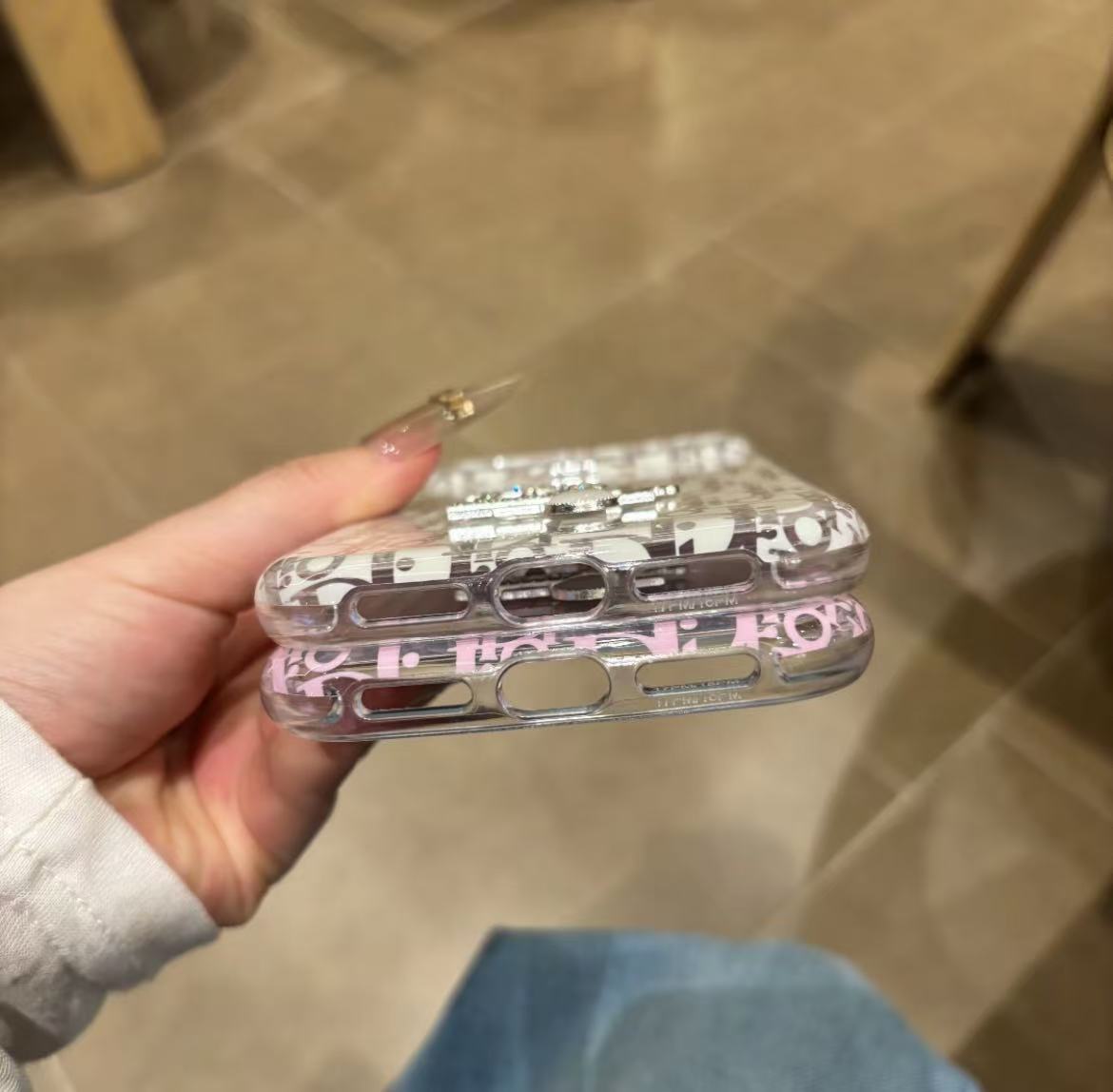 #40スマホケース    耐衝撃・防振性能に優れ、高級感あふれるスマホケースで、iPhone15~18 に対応