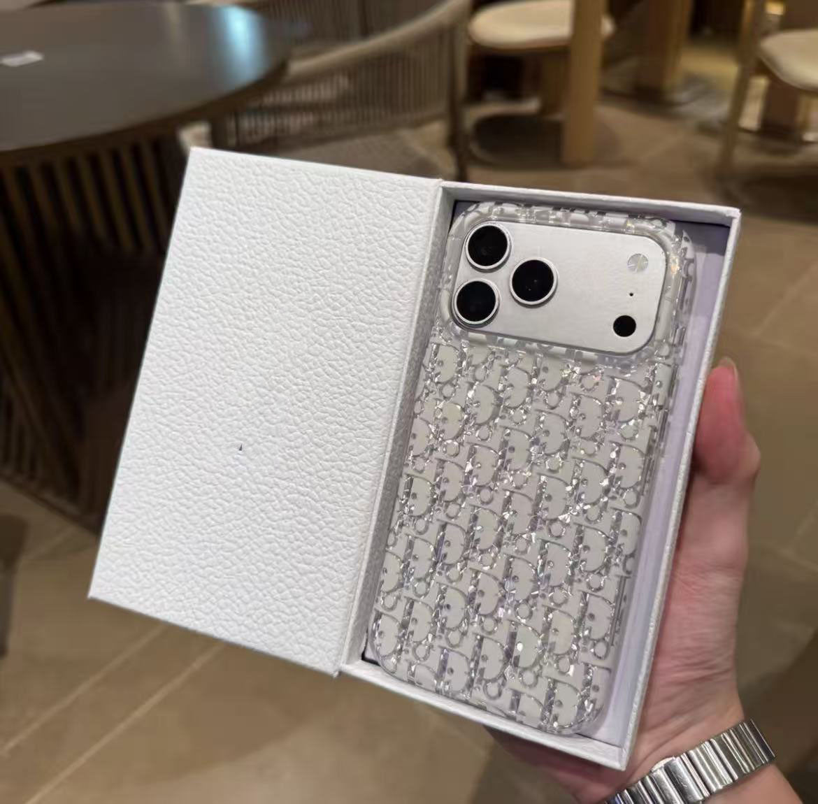 #40スマホケース    耐衝撃・防振性能に優れ、高級感あふれるスマホケースで、iPhone15~18 に対応