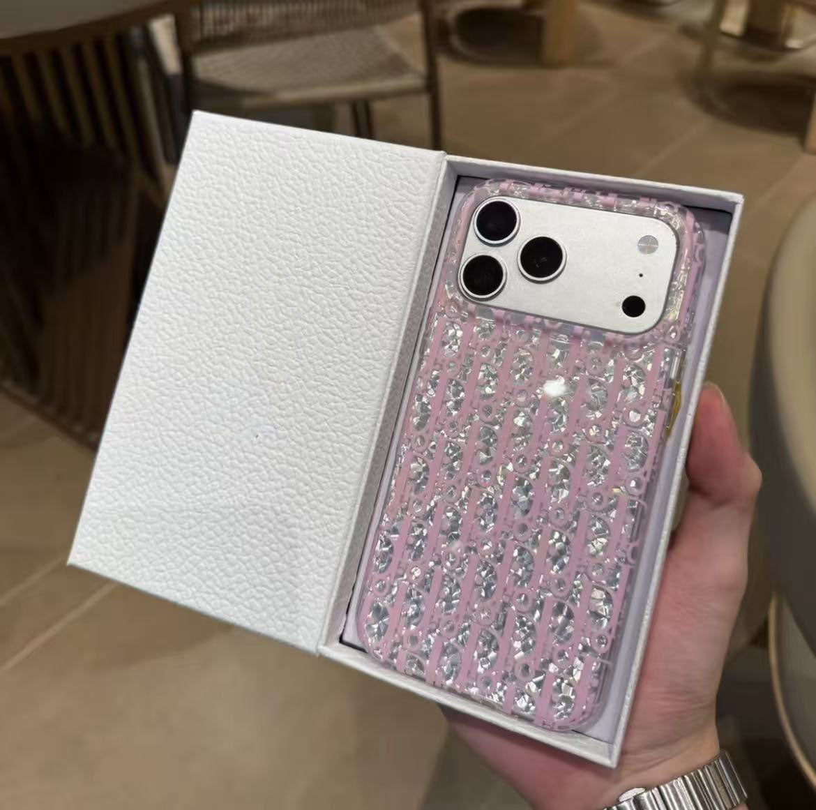 #40スマホケース    耐衝撃・防振性能に優れ、高級感あふれるスマホケースで、iPhone15~18 に対応