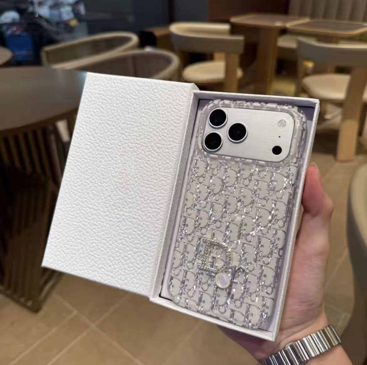 #241  スマホケース    耐衝撃・防振性能に優れ、高級感あふれるスマホケースで、iPhone15~18 に対応