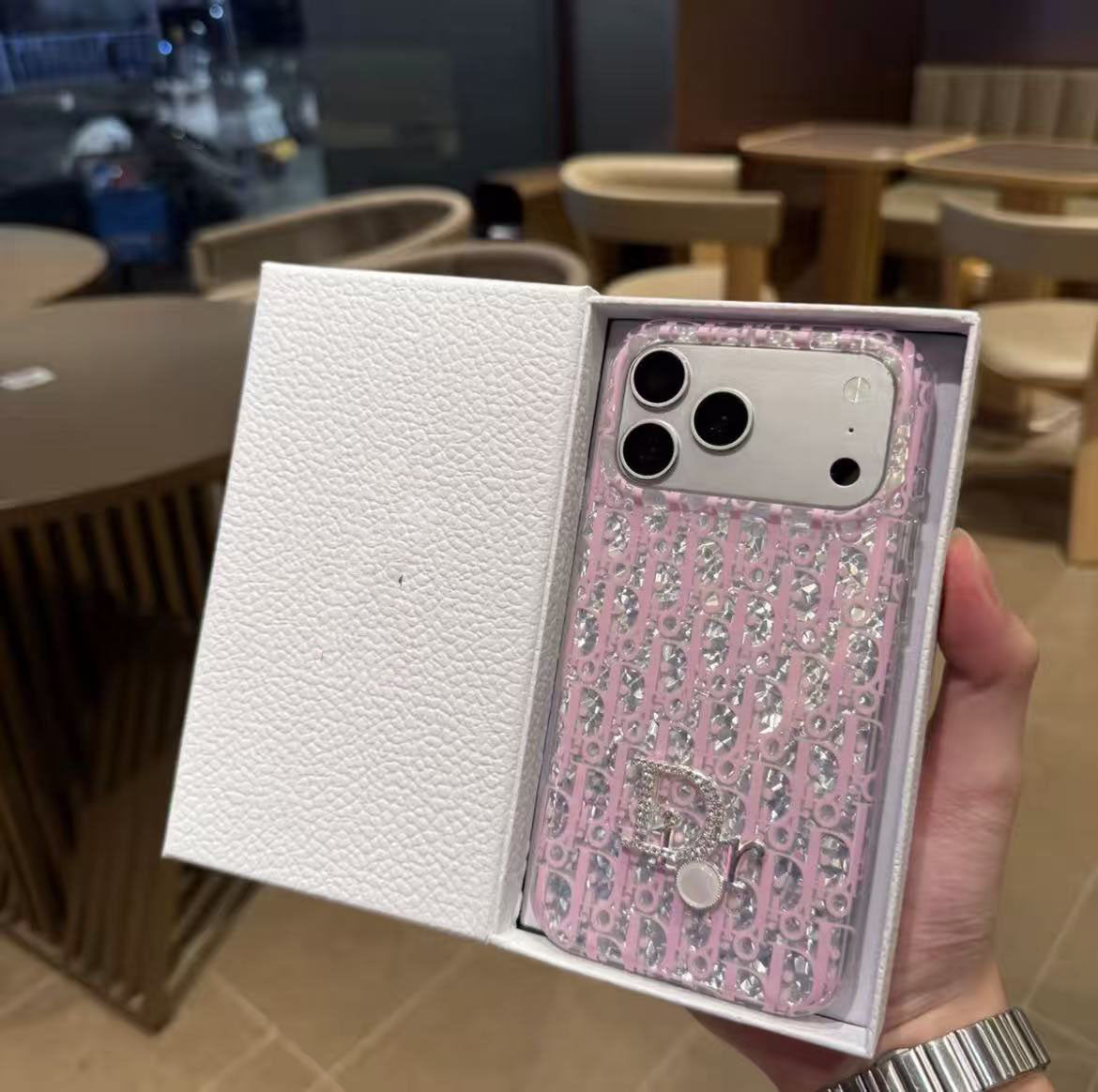 #241  スマホケース    耐衝撃・防振性能に優れ、高級感あふれるスマホケースで、iPhone15~18 に対応