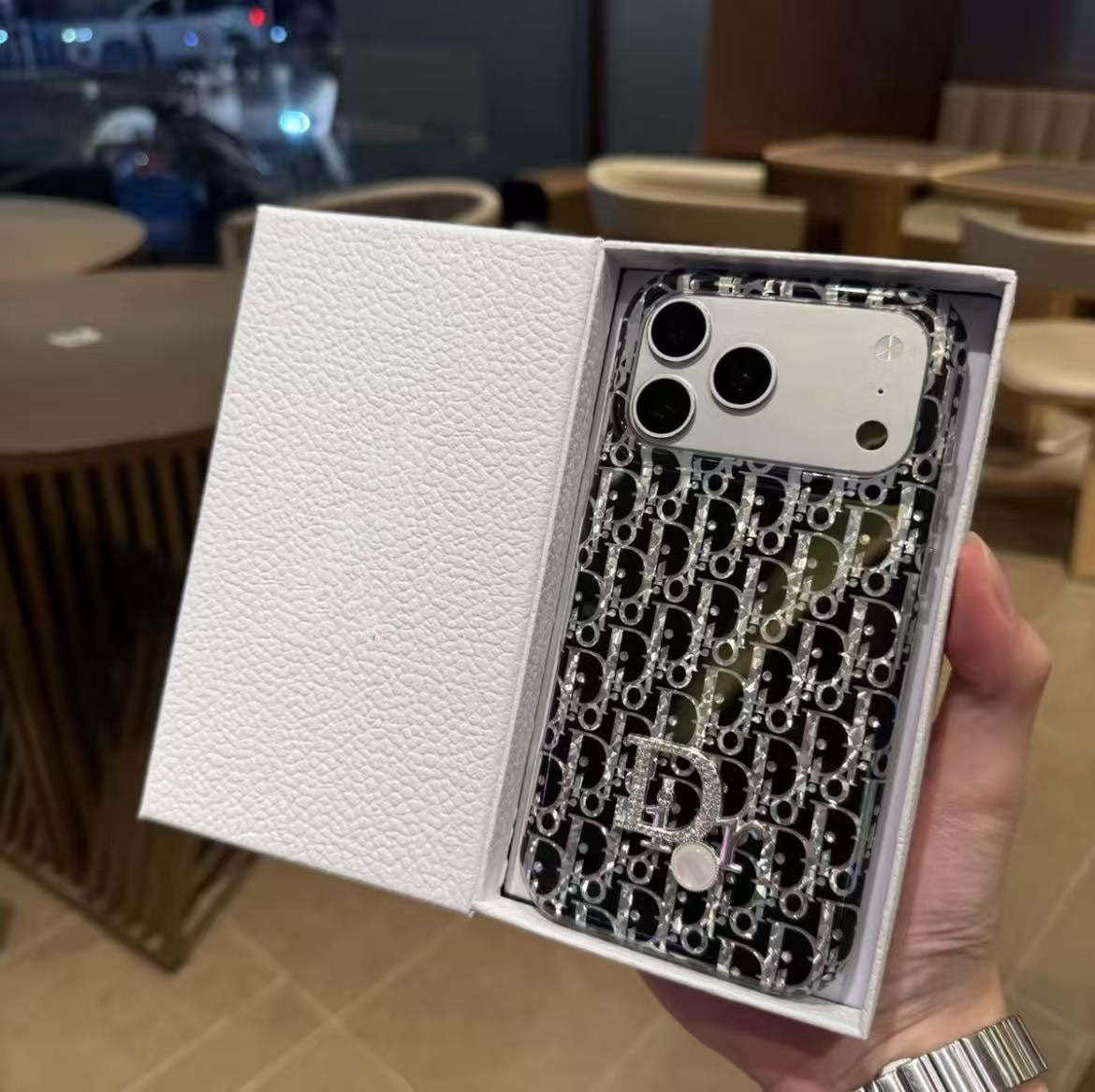 #241  スマホケース    耐衝撃・防振性能に優れ、高級感あふれるスマホケースで、iPhone15~18 に対応