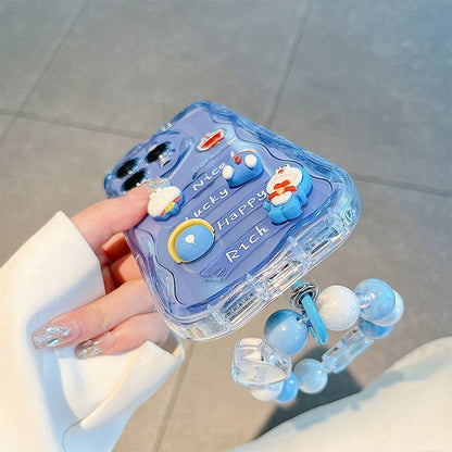 スマホケース  ドラえもんファン狂喜！立体造形のドラえもんが躍動するスマホケース  耐衝撃・防振性能に優れ、高級感あふれるスマホケースで、iPhone に対応