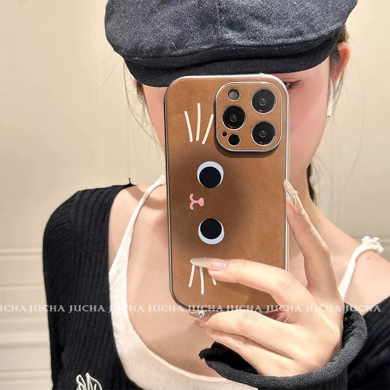 A luxurious smartphone case with a Siamese cat face design, excellent shock and vibration resistance, and compatible with iPhones.