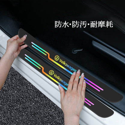 車のドアシルプロテクター、４枚入り。車のロゴ付き、ステップガード、傷防止、フットペダル保護ステッカー、ドアステップデコレーション、耐擦傷ストリップ