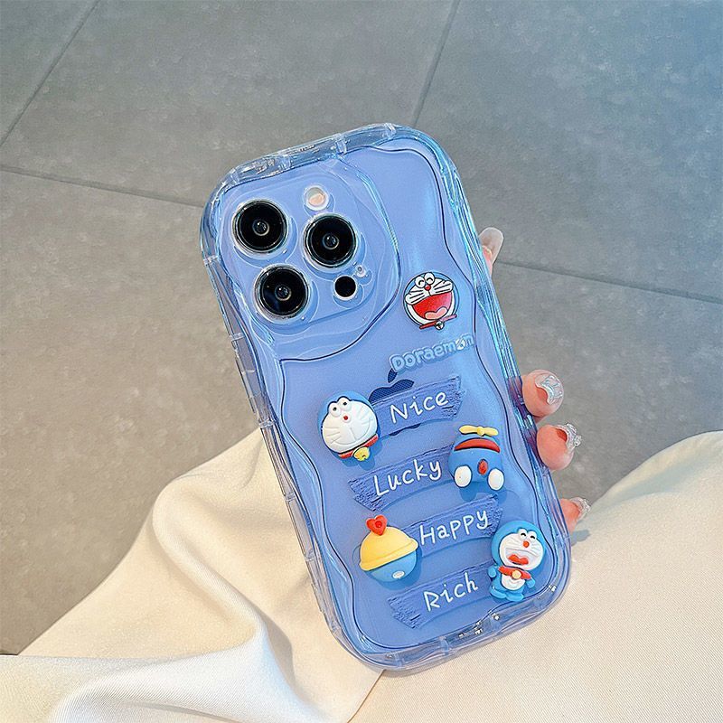 スマホケース  ドラえもんファン狂喜！立体造形のドラえもんが躍動するスマホケース  耐衝撃・防振性能に優れ、高級感あふれるスマホケースで、iPhone に対応
