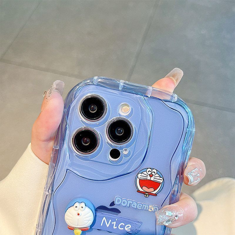 スマホケース  ドラえもんファン狂喜！立体造形のドラえもんが躍動するスマホケース  耐衝撃・防振性能に優れ、高級感あふれるスマホケースで、iPhone に対応