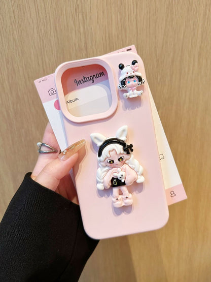 スマホケース  目を輝かせるような活発な「ドーラ」が立体公仔となって、あなたのスマホを彩ります！  耐衝撃・防振性能に優れ、高級感あふれるスマホケースで、iPhone に対応