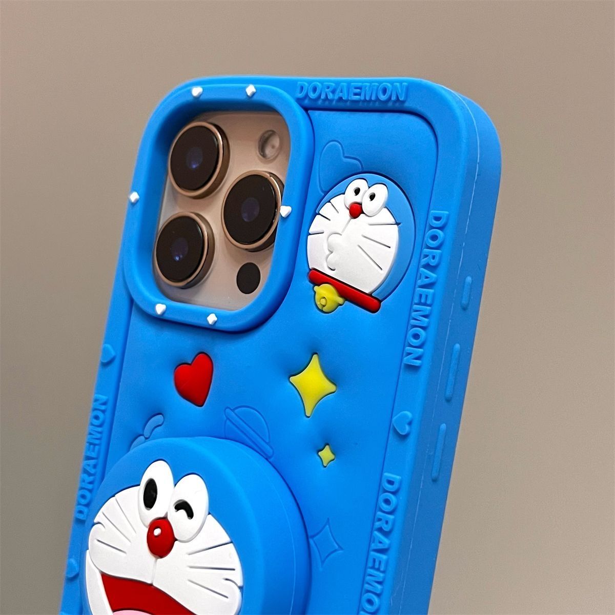 スマホケース  立体で可愛いドラえもんの伸縮スタンド付き、  耐衝撃・防振性能に優れ、高級感あふれるスマホケースで、iPhone に対応