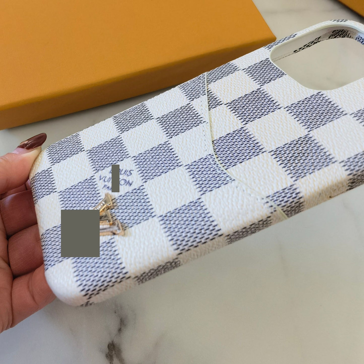 #211  スマホケース   耐衝撃・防振性能に優れ  iPhone に対応