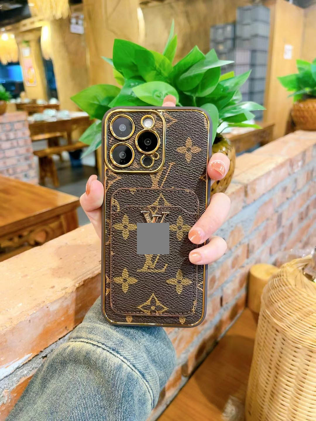 #238  スマホケース     耐衝撃・防振性能に優れ、iPhone13~17 に対応