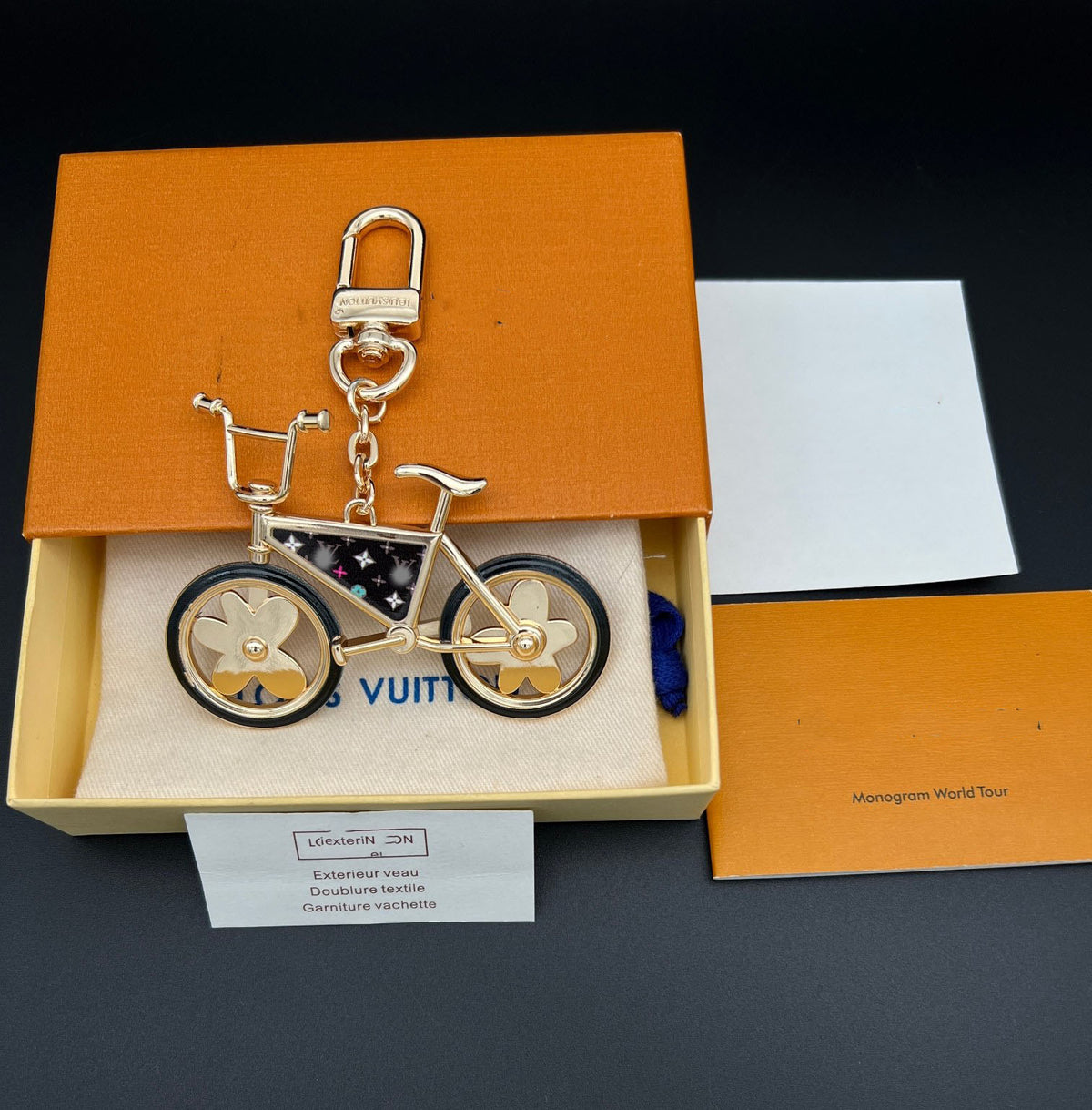 #Y04  キーホルダー  チャーム  装飾品  アクセサリー