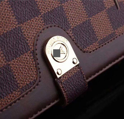 スマホケース    高級感カード入れ付きスマホケース  ダブルV  耐衝撃・防振性能に優れ、高級感あふれるスマホケースで、iPhone12-17 に対応