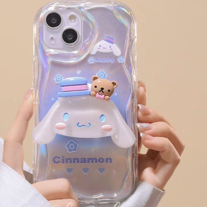 スマホケース  サンリオ人気キャラ「ポムポムプリン」「メロディ」「シナモンロール」が集まった豪華スマホケース登場！  耐衝撃・防振性能に優れ、高級感あふれるスマホケースで、iPhone に対応