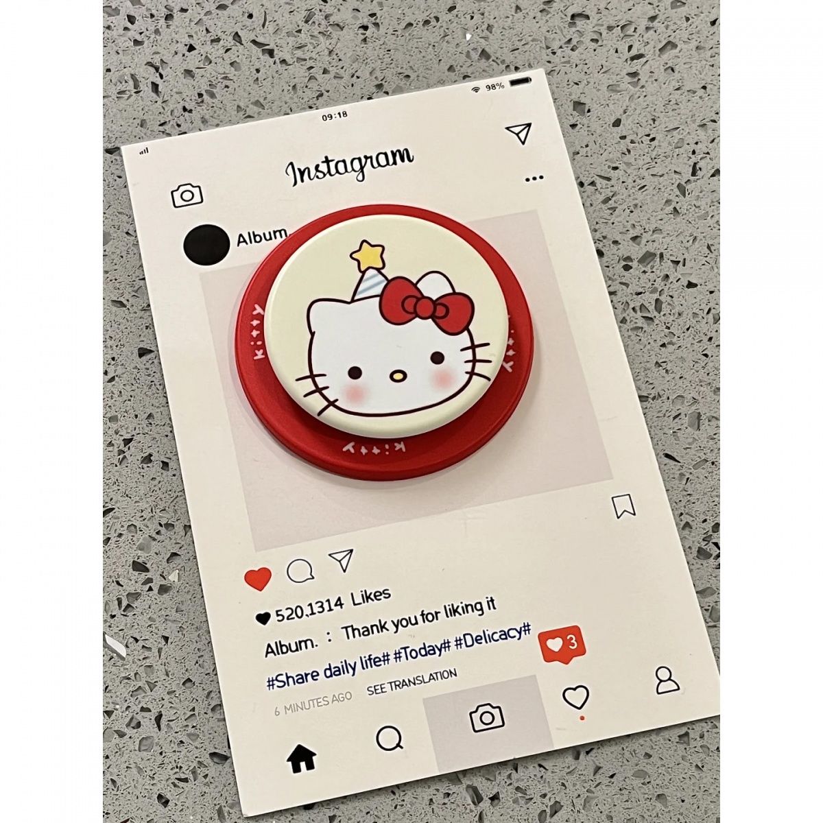 スマホケース  誕生日ハットをかぶったハローキティ  磁石式スタンド  耐衝撃・防振性能に優れ、高級感あふれるスマホケースで、iPhone に対応