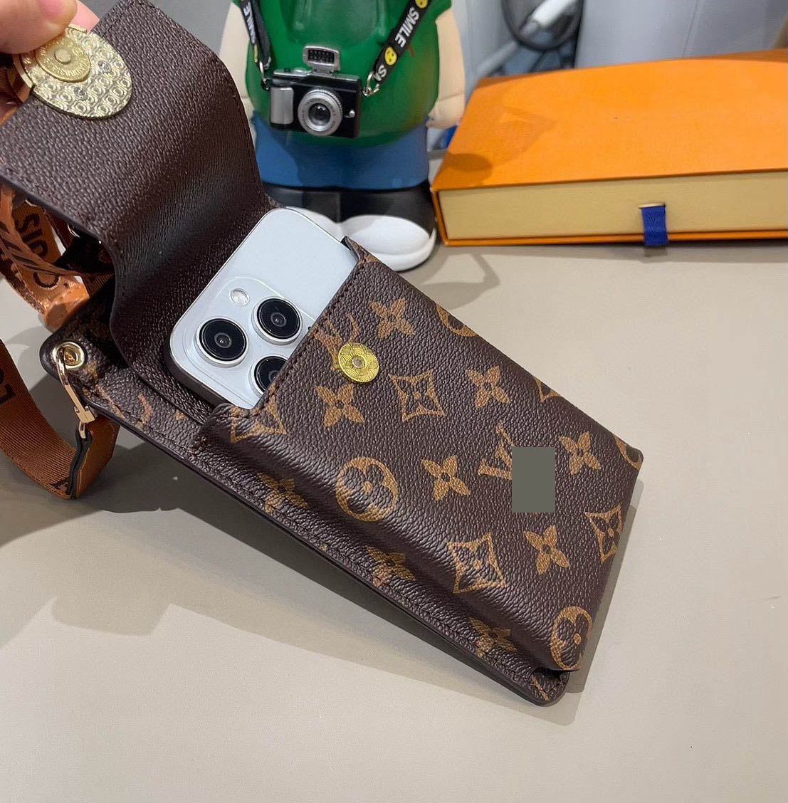 #520  ストラップ＆カード入れ付き 汎用 スマホカバー