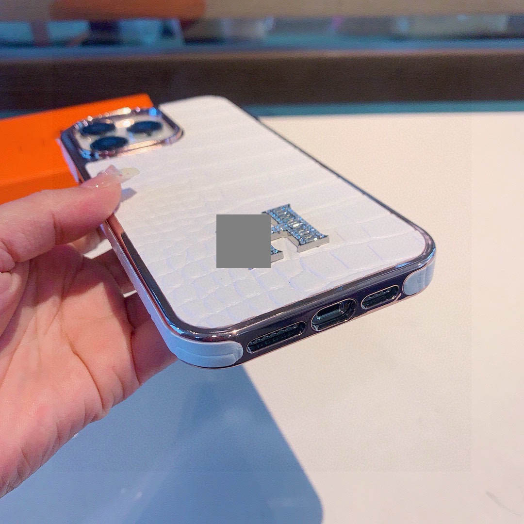 #237  スマホケース     耐衝撃・防振性能に優れ、iPhone13~17 に対応