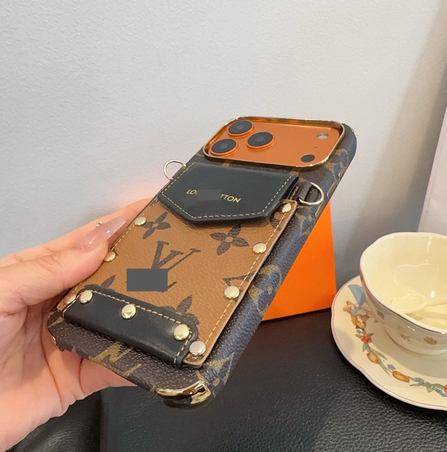 スマホケース    高級感カード入れ付きスマホケース  ダブルV  耐衝撃・防振性能に優れ、高級感あふれるスマホケースで、iPhone14-17 に対応