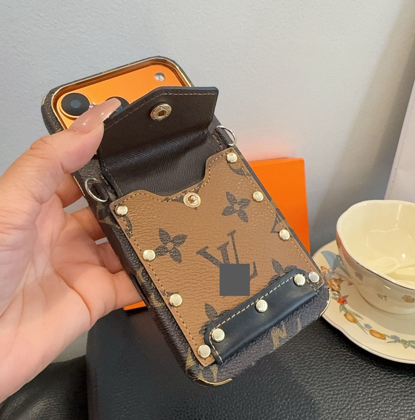 スマホケース    高級感カード入れ付きスマホケース  ダブルV  耐衝撃・防振性能に優れ、高級感あふれるスマホケースで、iPhone14-17 に対応