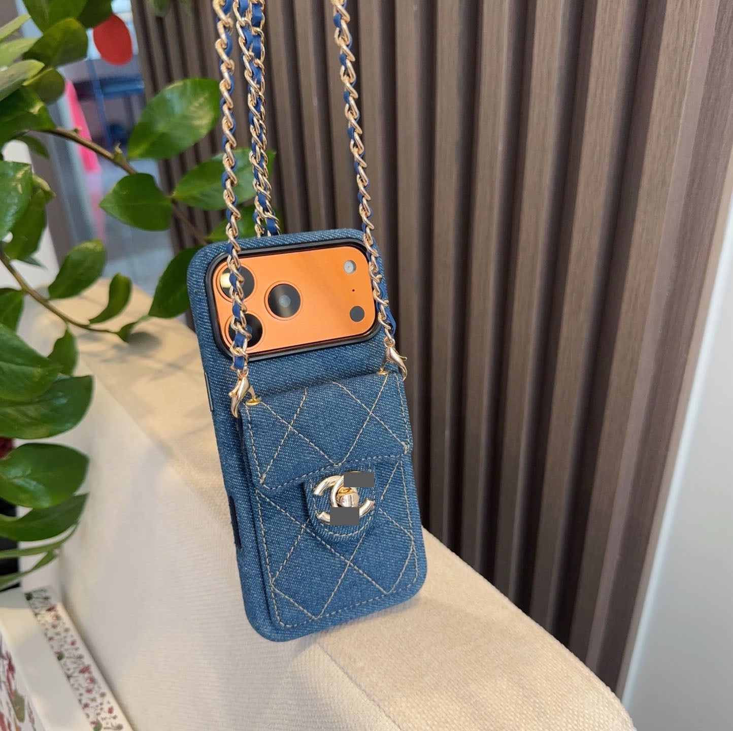 #406  スマホケース  ストラップ付き カード収納付き  耐衝撃・防振性能に優れ、iPhone に対応