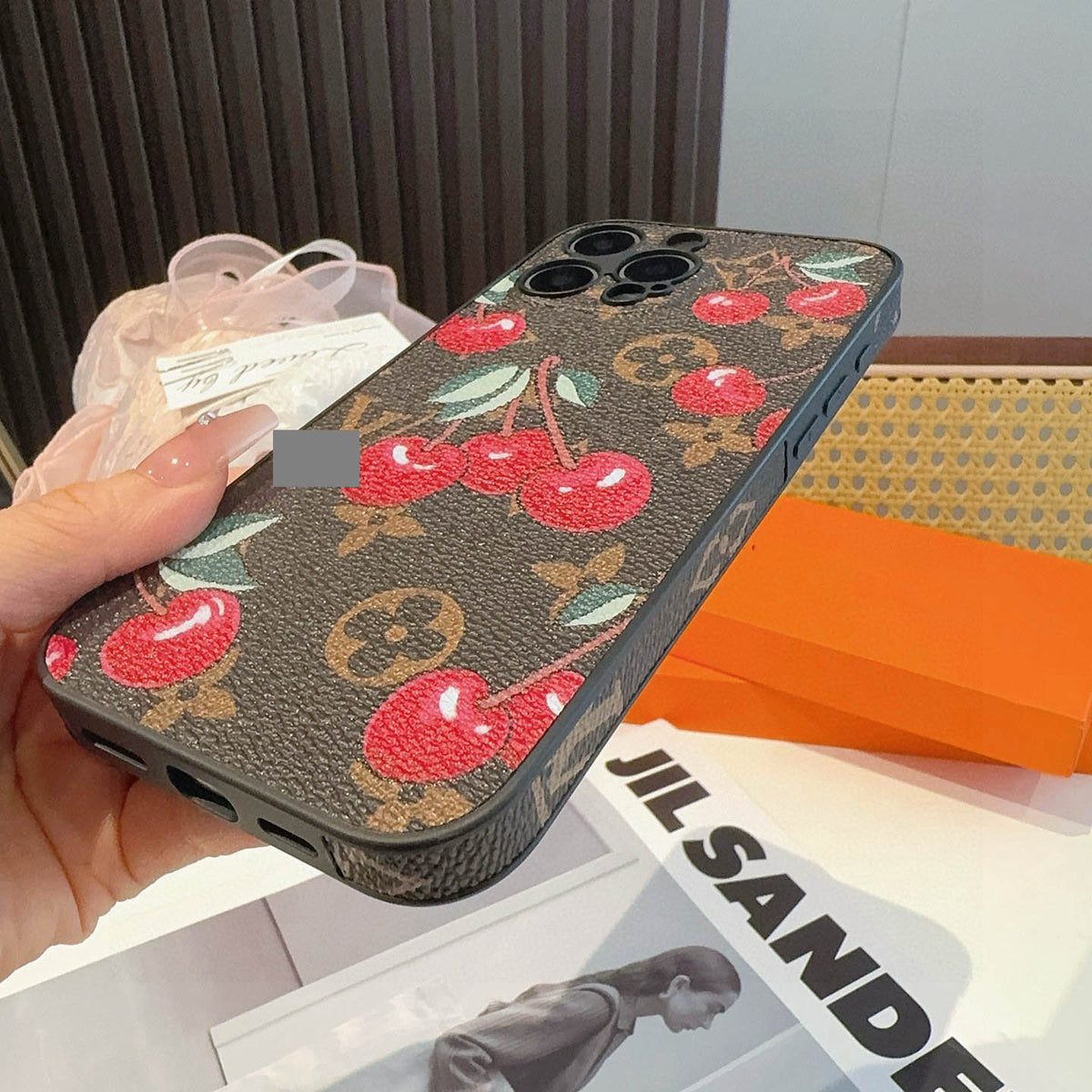 #112  スマホケース    耐衝撃・防振性能に優れ、iPhone13~17 に対応