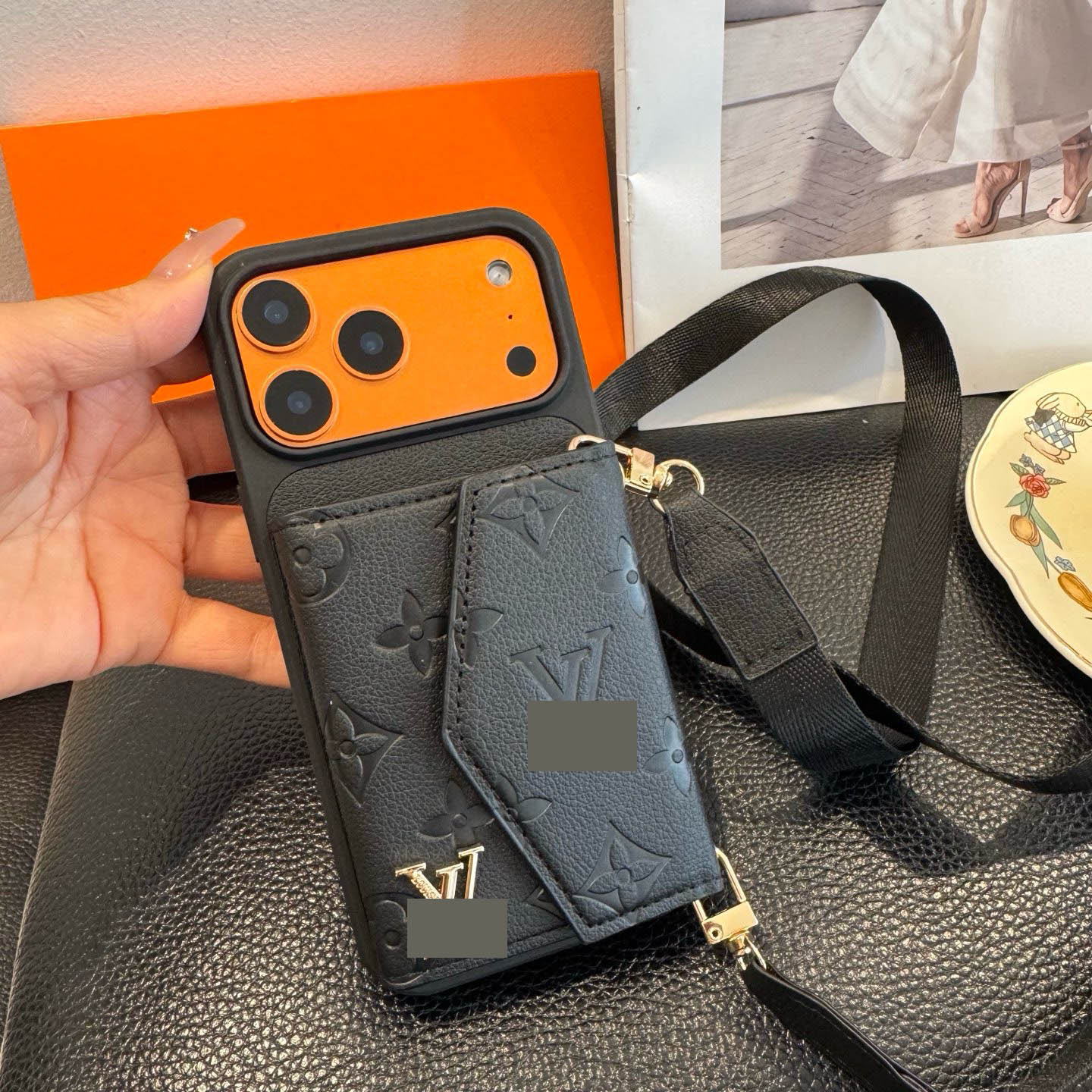 #439  スマホケース  ストラップ付き  スカーフ付き  耐衝撃・防振性能に優れ、 iPhone に対応