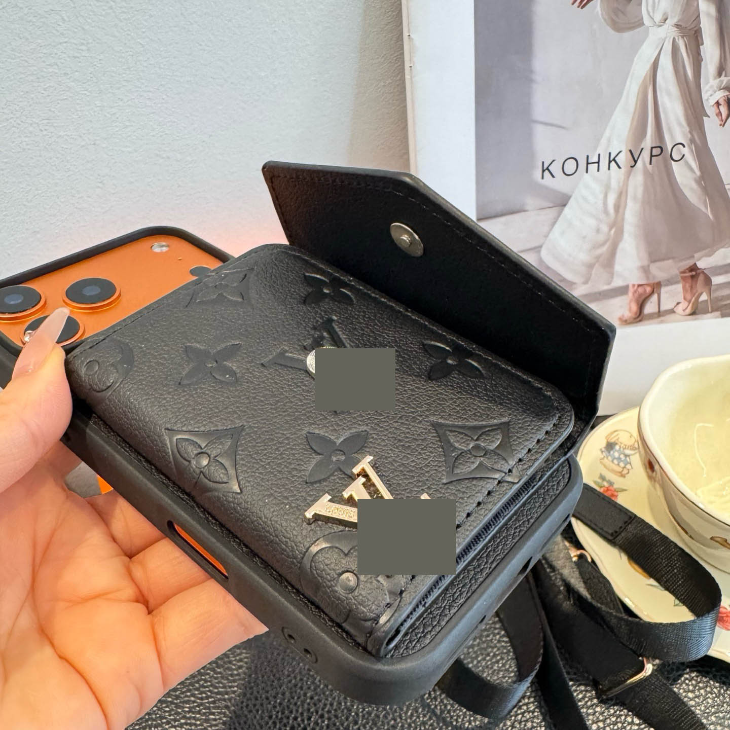 #439  スマホケース  ストラップ付き  スカーフ付き  耐衝撃・防振性能に優れ、 iPhone に対応