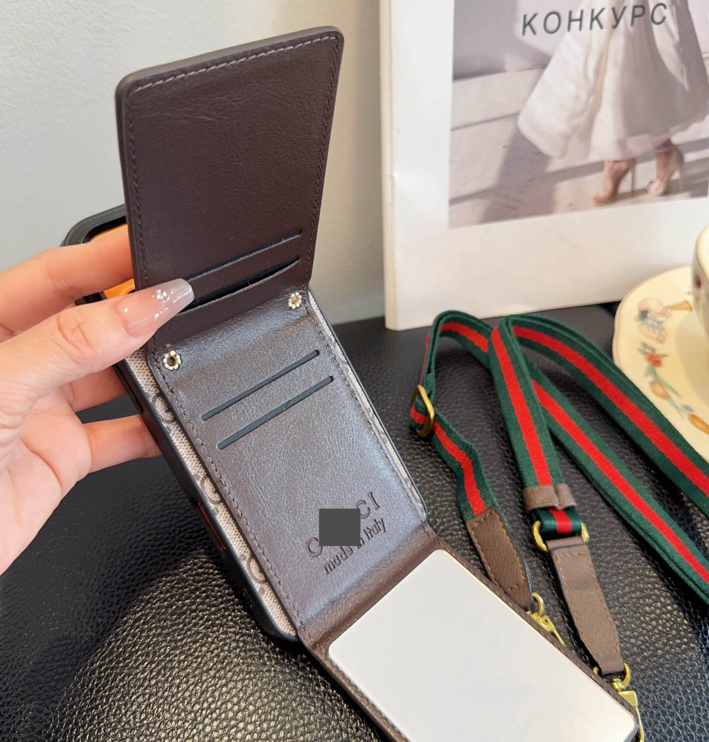 #318  スマホケース   カード入れ付きスマホケース    耐衝撃・防振性能に優れ、iPhone に対応
