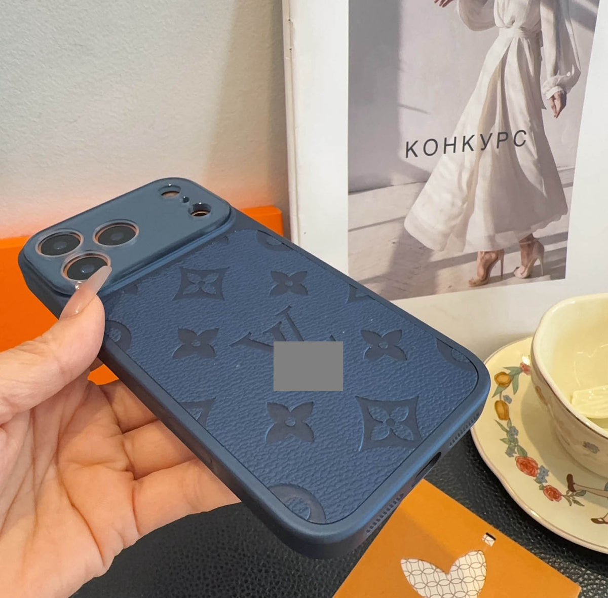 #111  スマホケース    耐衝撃・防振性能に優れ、iPhone13~17 に対応
