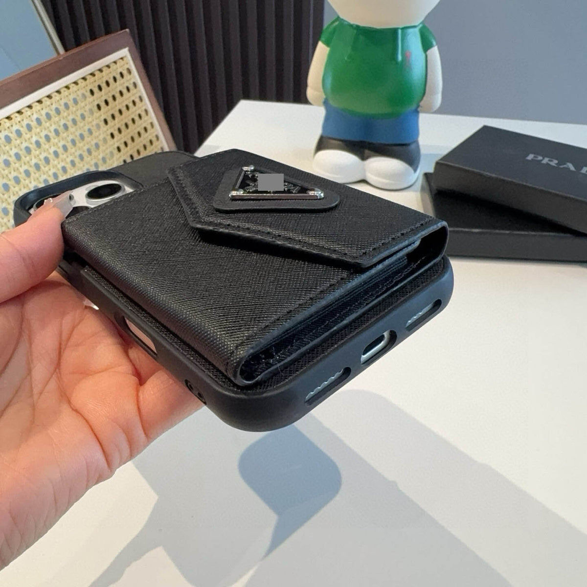 #326  スマホケース   カード入れ付きスマホケース    耐衝撃・防振性能に優れ、iPhone13-17 に対応