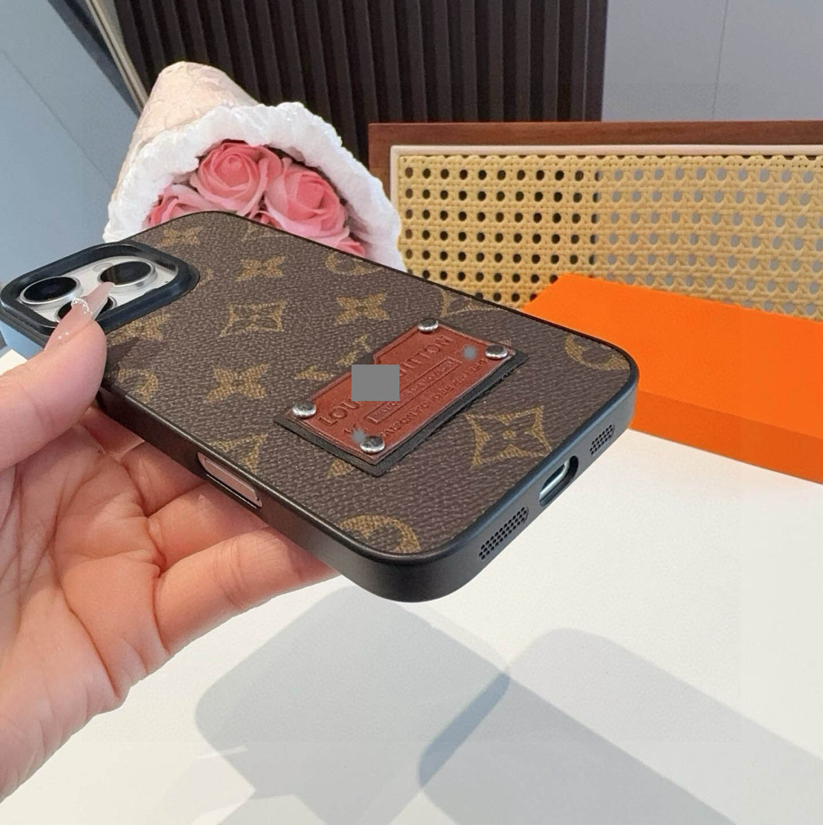 #236  スマホケース     耐衝撃・防振性能に優れ、iPhone13~17 に対応