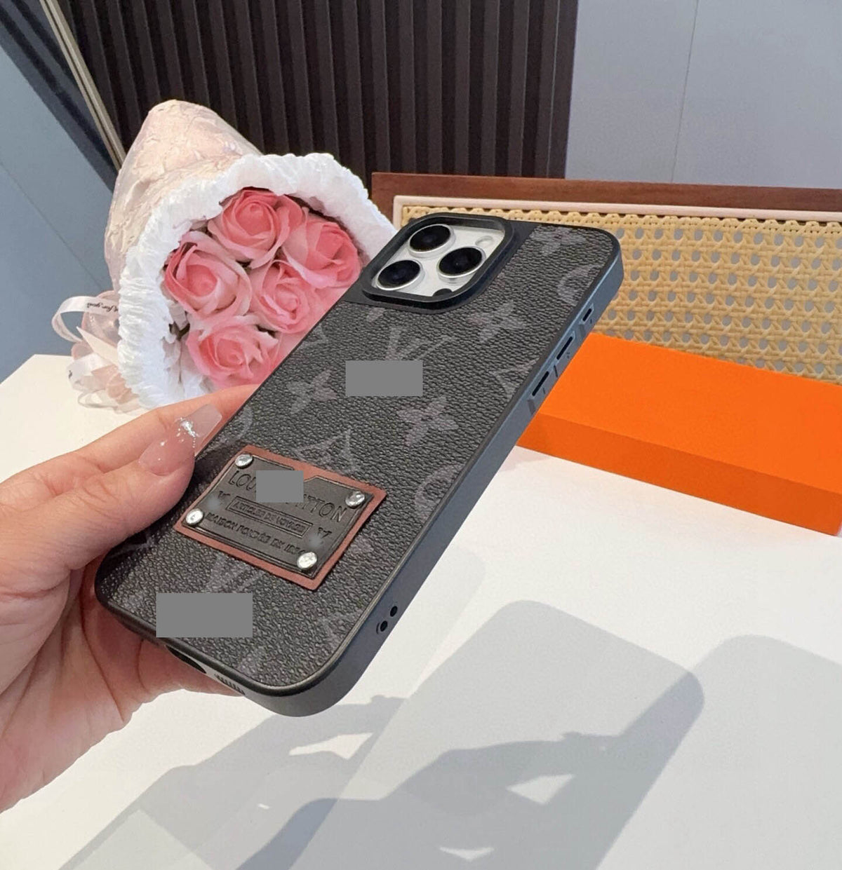 #236  スマホケース     耐衝撃・防振性能に優れ、iPhone13~17 に対応