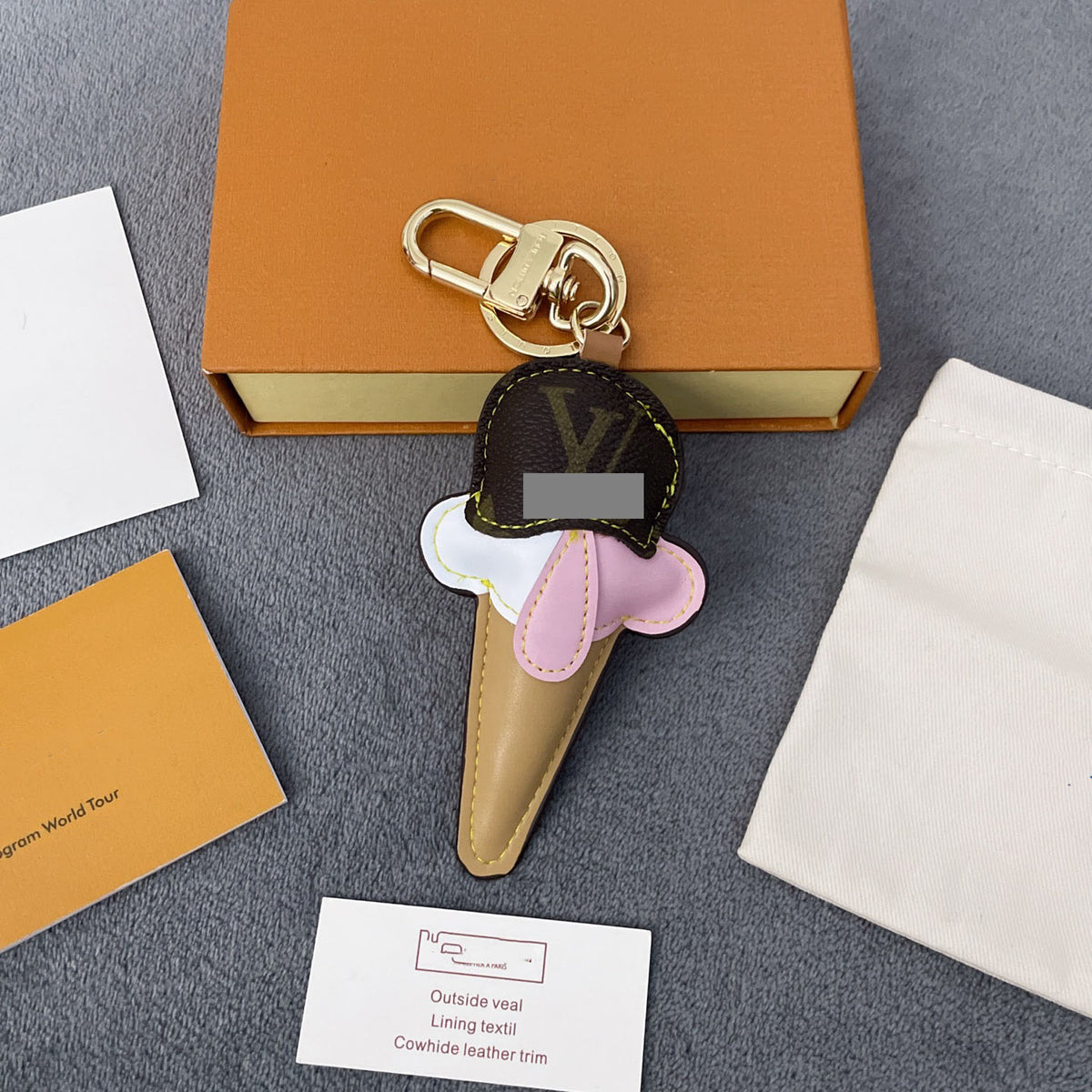 #Y01  キーホルダー  チャーム  装飾品  アクセサリー  11×6×3cm